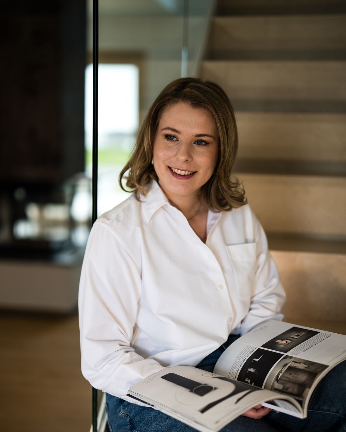Selina Hirsch bei der Entwurfsarbeit
